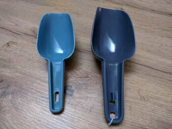 dve NOVE plastove lopatky CENA SPOLU