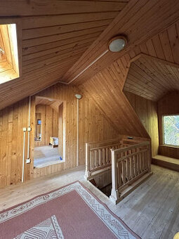 VKUSNE REKONŠTRUOVANÁ S CITOM ZARIADENÁ SLNKOM ZALIATA CHATA