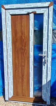 Predám vchodove dvere 99x200 orech a 100x208 svetly dub 3skl