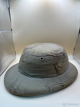 Tropická helma (Pith Helmet) – C. Magri & Sons,