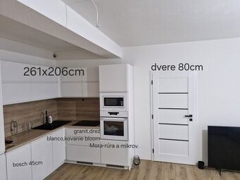 Kuchynska linka,dvere,podlaha