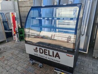 Presklenna vitrína na zákusky, studenú vyrobu