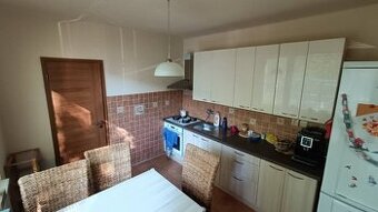 Priestorný a kompletne zrekonštruovaný 3-izbový byt s vybave