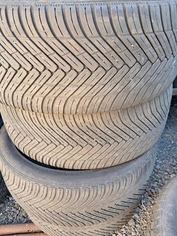 235/45 R19 letne