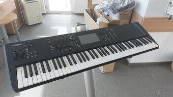 Yamaha MODX 7+, puzdro, pedál.