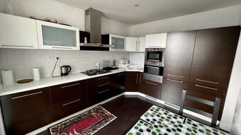 NOVO ZREKONŠTRUOVANÝ KOMPLETNE ZARIADENÝ 4-IZB. BYT S LOGGIO