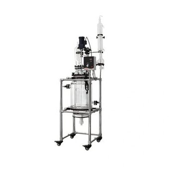 Reaktor so skleneným filtrom s plášťovým systémom