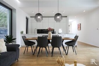 PREDAJ NÁDHERNÝ PRIESTRANNÝ RD S BAZÉNOM - 1