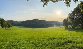 USADLOSŤ S PRIĽAHLÝMI POZEMKAMI NA PREDAJ – 65 HEKTÁROV