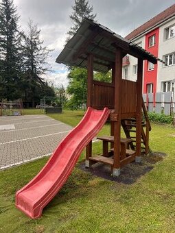 Záhradný domček so šmýkačkou.