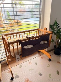 Drevena detska postielka a koliska