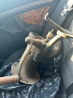 Starozitny liatinovy mlynček