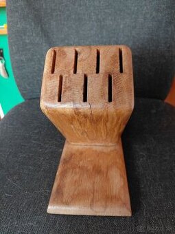 Drevený stojan na nože