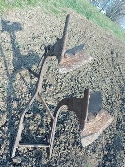 Staré pluhy,brány,sejačka,valec...