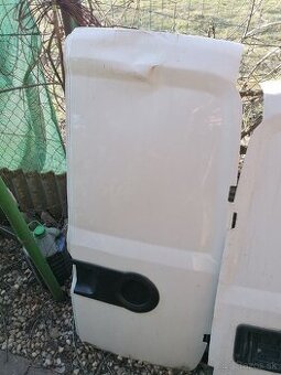 Fiat Doblo práva strana zadných dverí