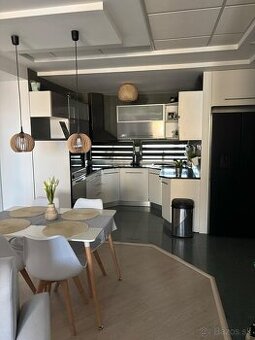 NADŠTANDARDNE prerobený a zariadený 3 izb. byt s balkonom