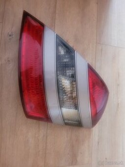 Predam na mercedes benz w221 zadne svetlo práve