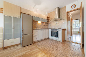 Prenájom 3 izbový pražský typ bytu zariadený Sputnikova