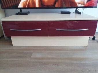 Skrinka pod TV s 2 zásuvkami a osvetlením