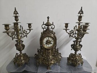 Starožitné krbove hodiny a svietniky....