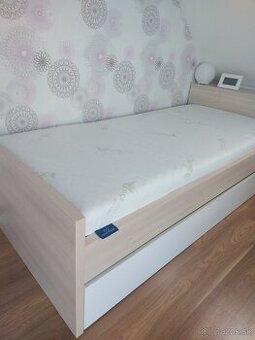Posteľ s výsuvným úložným priestorom
