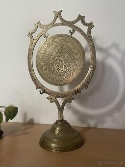 Mosadzný zdobený malý gong.