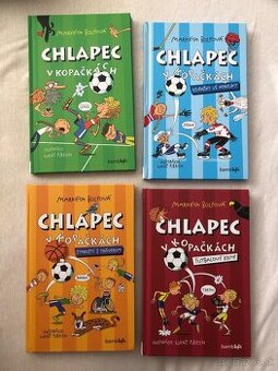 Chlapec v kopačkách