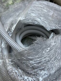 Predám elektroinštalačnú chráničku / husí krk – 50 m