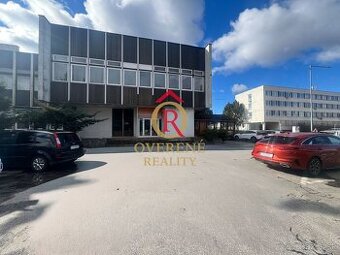 Komerčné priestory pri hlavnej ceste s veľkým parkoviskom - 