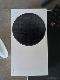 Xbox Series S 512GB – perfektný stav + doplnky k dokúpeniu