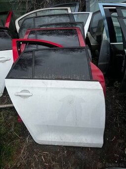 Predam prave a lave zadne dvere na Škodu rapid