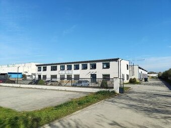 Ponúkame na predaj priemyselnú halu na Poľnej ulici v Senci