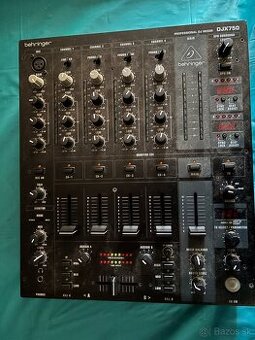Mixpult: Behringer DJX750 PRO