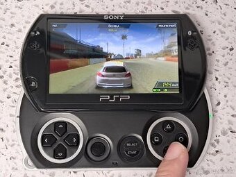 PSP GO (PSP-N1004) + ADAPTER (PLAYSTATION PORTABLE)