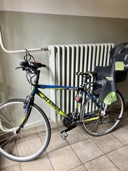 Bicykel s košíkom a detskou sedačkou