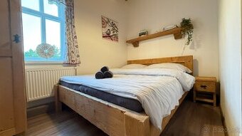 Posteľ masív 160x200 + skriňa + nočný stolík a polička