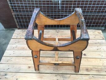 Drevený stojan na sud