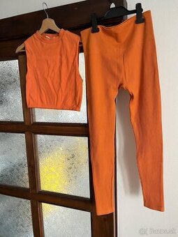 Stradivarius oranžový Crop top + leginy č. L