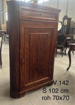 stará vysoká rohová komoda