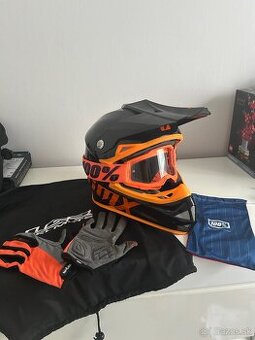 motocross prilba, okuliare a rukavice.
