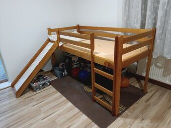 Detská posteľ, vyvýšená, na poschodí, so šmykľavkou