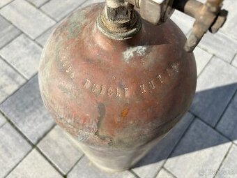 Staré medené tlakové nádoby.