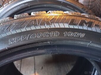 255/40/19