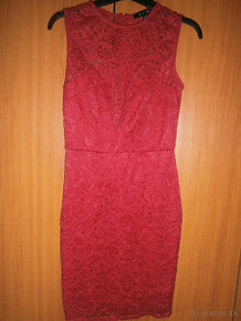 krásne červené šaty čipkované
