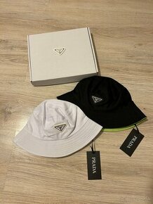 Prada čierny klobúk + biely box (PR1)