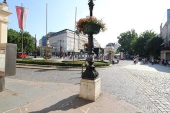 | reprezent. kancelárie, balkón na Laurinskú ul., parkovanie