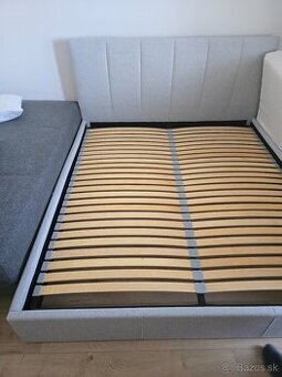 Kvalitná čalúnená posteľ s roštom