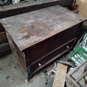 Veľká drevená truhlica