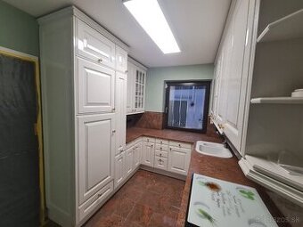 Moderná kuchynská linka so spotrebičmi - 1