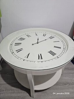 Stolík s hodinami